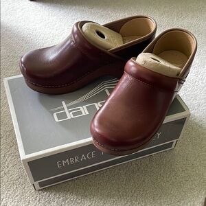 BRAND NEW Dansko Chestnut Leather Clogs